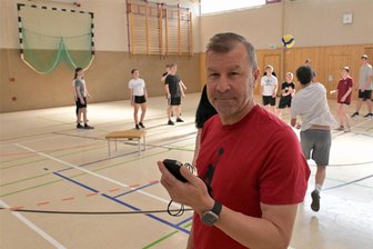 Fast eine Million Euro für neue WCs und Duschen: Warum die Sanierung an der Oberschule Schönheide so teuer geworden ist - Rastislav Hodul ist Sportlehrer an der Oberschule in Schönheide. Auch er freut sich, dass die Schüler jetzt wieder ordentliche Sanitärräume haben.