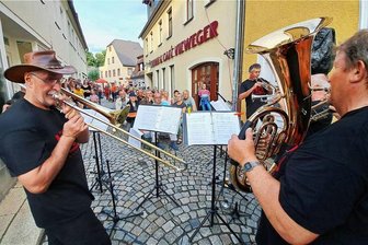 Fast eine Stunde Regen und trotzdem gute Laue: Fete de la Musique in Zschopau - In der Körnerstraße sorgte das Jazz-Consortium Sehmatal für beste Unterhaltung.