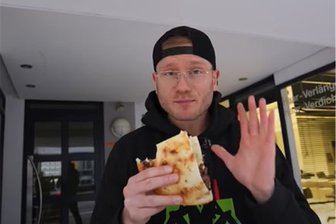 Fast-Food-Experte Holger Schwietering alias „Holle 21614“: Neun von zehn Döner in Deutschland sind Schrott - Als "Holle21614" testest Holger Schwietering bundesweit Döner. Die Tests sind dann auf seinem Youtube-Kanal zu sehen. 380.000 Abonnenten folgen ihm.