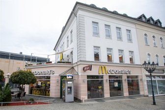 Fast-Food-Lieferengpass in Plauen sorgt für Diskussionen: „Es bringt nichts, wenn der Big Mac kalt ist“ - Lieferprobleme: Der McDonalds am Klostermarkt ist normalerweise bei Lieferando zu finden. Doch der Service ist nur eingeschränkt verfügbar.