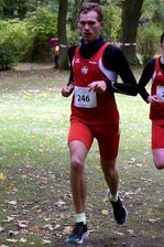 Fast fünf Minuten schneller als beim letzten Mal: Treuener läuft bei seinem „ersten richtigen Halbmarathon“ in Köln persönliche Bestzeit - Pascal Gemkow vom Treuener LV testet sich am liebsten über Mittel- und Langdistanzen. Dieses Foto entstand beim Crosslauf in Reichenbach 2023.