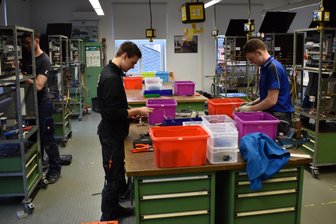Fast jeder Dritte fliegt durch Kältetechnik-Prüfung in Reichenbach: „Immer mehr jungen Leuten fehlt der Biss“ - Sie haben bestanden: Daniel Förster, Aaron Fischer und Michael Walbraun (von links) sind jetzt Gesellen und werden wohl nicht mehr in den Arbeitsraum der Kältefachschule zurückkehren.
