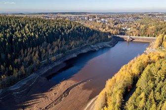 Fast leere Talsperre in Falkenstein: Behörde warnt Schaulustige erneut vor Lebensgefahr - Nur im vorderen Teil des Stauraumes ist derzeit noch Wasser vorhanden.