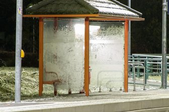 Eiskalt ist es im Erzgebirge am Sonntagmorgen geworden. Da will keiner lang auf den Bus warten müssen, wie etwa an dieser zugefrorenen Bushaltestelle in Zwönitz.
