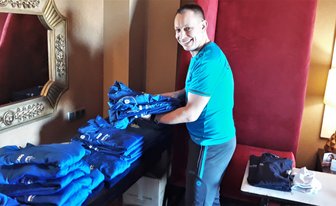 Fast Ruhetag im CFC-Trainingslager - Henry Bütner kümmert sich in einem Hotelzimmer um die Kleidung der Chemnitzer Kicker.