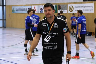 Fast sieben Stunden unterwegs: Warum der HC Glauchau/Meerane im wichtigsten Spiel der Saison auf einen Reisebus verzichtet - Der Trainer sitzt selbst hinter dem Steuer: David Kylisek fährt zum Spiel nach Oebisfelde.