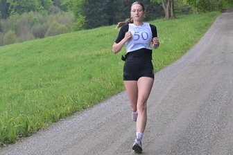 Fast so viele Helfer wie Crossläufer: Warum ein Verein im Erzgebirge diesen Aufwand betreibt - In der weiblichen Konkurrenz des Bockauer Crosslaufs hat sich Amy Döhler vom SV Schönheide über fünf Kilometer durchgesetzt.