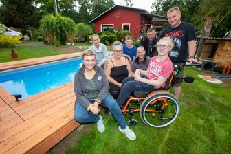 „Fast so warm wie in der Badewanne“: Der Plauener Merlin Höhne bekommt seinen großen Wunsch erfüllt - Viele Helfer ermöglichten Familie Höhne, den Therapiepool für Merlin (Rollstuhl) zu bauen.