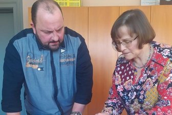 Fast vergessen: "Schatz" vom Dachboden - Bürgermeister Andreas Drescher und Sonja Langer fanden in der Schatulle Pionier-Dokumente.