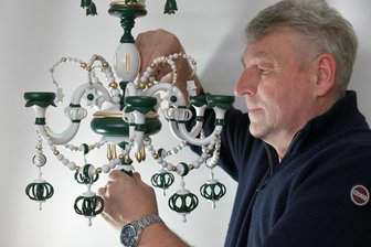 Fast vergessene Volkskunst: In Sayda gibt es eine Werkstatt für Leuchterspinnen - Arndt Lorenz aus Sayda fertigt in seiner Werkstatt seit über 30 Jahren Leuchterspinnen.