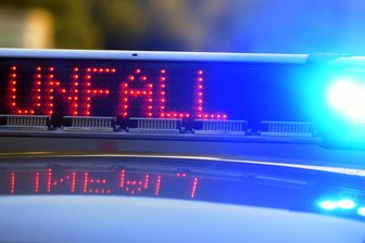 Fast vor dem Amtsgericht in Hohenstein-Ernstthal: Betrunkener E-Bike-Fahrer knallt gegen Transporter - Auf rund 6000 Euro wird der Sachschaden nach einem Unfall in Hohenstein-Ernstthal geschätzt.