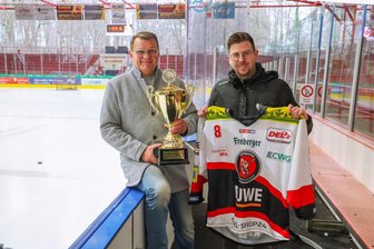 Fast wie beim Klassentreffen: Viele ETC-Cracks aus der Saison 1999/2000 kommen am Freitag in das Kunsteisstadion im Sahnpark in Crimmitschau - Vorfreude auf den Retro-Day am Freitag: Der ehemalige Kapitän Stefan Steinbock mit Meisterpokal und Eispiraten-Pressesprecher Aaron Frieß mit extra angefertigten Trikots.