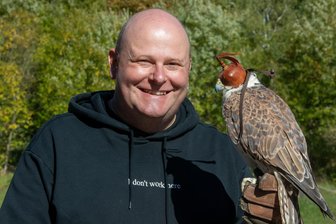 Fast wie „Elefant, Tiger und Co“: Filmemacher dreht Reportageserie über Plauener Falknerei - Sakerfalke Fritz und Steffen Hegner, Produzent der Dokumentation.