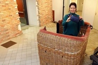 Fast wie im Ballon: Neue Brille liefert tolle Bilder - Mitarbeiterin Anja Straube testet die virtuelle Ballonfahrt.