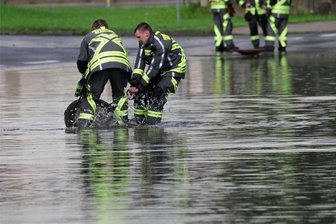 Fast wie im Fitnessstudio: Glauchaus Feuerwehrleute stemmen Gewichte nach Starkregen - Feuerwehrleute haben die Straßeneinläufe am Kaufland in Jerisau/Lipprandis geöffnet.