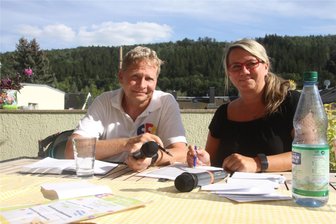 Fast wie in der bekannten ZDF-Sendung: Elsterberger organisieren einen „EFC-Fernsehgarten“ - Sven Thumstädter und Manuela Stier moderieren den EFC-Fernsehgarten auf dem Elsterberger Stadionparkplatz.