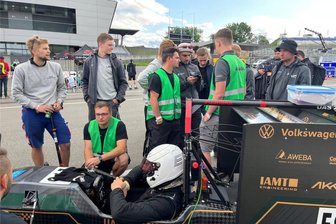 Fast wie Max Verstappen: Zwickauer Hochschul-Rennteam fährt Konkurrenz in Grund und Boden - Teambesprechung rund um den Rennwagen „Erich“, um die Leistung des Autos zu besprechen.