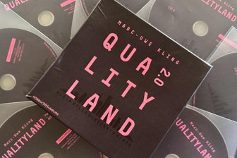 Fasten-Tagebuch: Alles Kleinkunst - Die CD-Box von „Qualityland 2.0“ von Marc-Uwe-Kling.