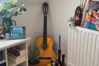 Fasten-Tagebuch: Das Lied, das nie gespielt wurde - Seit geraumer Zeit steht diese Gitarre stumm an Ort und Stelle.