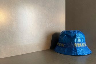 Fasten-Tagebuch: Die Rente auf dem Kopf - Wer Sonnenbrand auf der Stirn vermeiden möchte, findet in diesem Ikea-Hut einen wichtigen Begleiter.