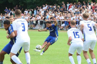Faszination Delay Sports Berlin beim VfB Empor Glauchau: Stimmen und Reaktionen zum 5:0-Erfolg des Influencer-Klubs - Vor einer tollen Kulisse in Glauchau überzeugte Delay Sports Berlin (blaue Trikots) und gewann deutlich mit 5:0.