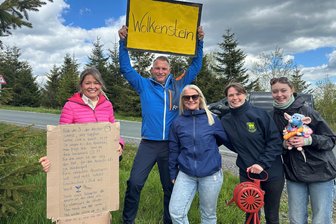 Faszination Fichtelbergmarsch: Familie, Freunde und Fremde feiern ihre Helden im Ziel - Nicole, Sascha, Verena, Kerstin und Enya (v. l.) warten kurz vorm Ziel aufs vierköpfige Team Wolkenstein. Ihre Freunde, darunter eine Frau, können wenig später den Fichtelbergmarsch zum vierten Mal erfolgreich abgehaken. Auf der Fahrt zum Fichtelberg wird für Helden immer gedichtet - das ist bei den Erzgebirgern bereits Tradition.