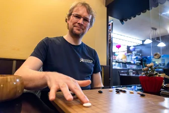 Faszination Go: Ein jahrtausendealtes Brettspiel, ein Chemnitzer Club und der beste Spieler Deutschlands - Benjamin Teuber ist zweimaliger deutscher Go-Meister. Der 41-Jährige stammt aus Bremen und ist seit viereinhalb Jahren bei den Chemnitzer Go-Spielern aktiv.
