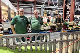 Faszination in der Messe Chemnitz: Wie diese Herren aus Burgstädt Lust auf Modellbahn machen - Die Burgstädter Modellbahner beeindrucken Besucher mit dem Modell einer riesigen Steinbogenbrücke.