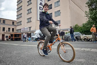 Faszination Klappfahrrad: Was einen 19-jährigen Burgstädter daran begeistert - Richard Heil aus Burgstädt mit einem Klappfahrrad aus dem Jahr 1968.