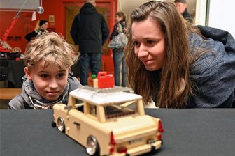 Faszination Lego: Wer steckt hinter der Ausstellung im Museum von Oederan? - Ivonne Hübner-Dickelt und ihr Sohn Justin waren aus Jöhstadt im Erzgebirge nach Oederan gekommen und bestaunten einen Lego-Trabant aus den Händen des Tüftlers Dirk „Lenny“ Lenort.