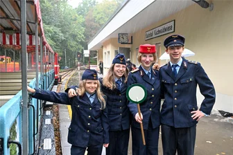 Faszination Parkeisenbahn Chemnitz: Warum junge Menschen freiwillig Verantwortung bei der Parkbahn übernehmen möchten - Marie und Pauline Weiße, Paula Keller und Henry Holler (von links) sind Mitglieder bei der Parkeisenbahn. Als solche übernehmen sie bereits in jungen Jahren viel Verantwortung und sorgen dafür, dass der Fahrbetrieb reibungslos abläuft. Dafür müssen sie sich zuvor viel Wissen aneignen.