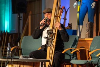 Faszination Wasalauf: "Hempels Rumpelkammer" zeigt Raritäten in Geyers Rathaussaal - Veranstaltungsorganisator Andreas Fischer in seiner Kleidung, die er zum Jubiläums-Vasaloppet 2022 trug - im Hintergrund die Montur, die Gert-Dietmar Klause 1975 bei seinem Sieg getragen hatte. 