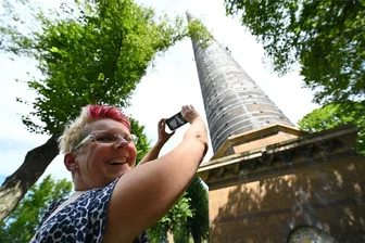 Faszinierender Riese: Wie die Hohe Esse Fans und Foto-Freunde nach Halsbrücke lockt - Der höchste Ziegelschornstein Europas ist ein beliebtes Fotomotiv: die 140 Meter hohe und 135 Jahre alte Esse von Halsbrücke. Maren Berger vom Team der Firma Heinicke aus Verden schießt ein Handyfoto.