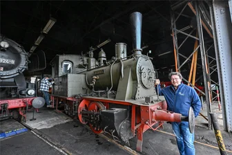 Faszinierendes Kapitel sächsischer Eisenbahngeschichte kehrt nach Chemnitz zurück - Das neue Zuhause für die Dampflok „Hegel" ist der imposante Lokschuppen in Hilbersdorf. Hier steht sie Seite an Seite mit anderen historischen Lokomotiven. Im Bild: Museumsleiter Maximilian Claudius Noack.