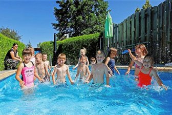 Faul sein, Wassermelone essen, ins Wasser springen: So tricksen Jung und Alt in der Region Glauchau die Hitze aus - Erfrischender Badespaß: Es gibt nicht viele Kitas mit Pool. Das „Altstädter Kinderland“ in Waldenburg gehört dazu.