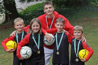 Faustball: 18-jähriger Coach sagt nach Landestitel leise „Servus“ zur U 8 des FV Glauchau-Rothenbach - Colin Meusemann (hinten) mit seiner jungen Erfolgstruppe: Elias Kreibisch, Mariella Göbel, Ben Sziedat und Nils Lauterbach (v.l.).