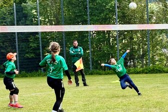 Faustball im Erzgebirge: So lebt eine fast vergessene Sportart wieder auf - Im FSV Rittersgrün hat Faustball wieder eine Zukunft. Zu verdanken ist das rührigen Zugpferden, die inzwischen eine U 12 (im Bild) und eine U 16 betreuen.