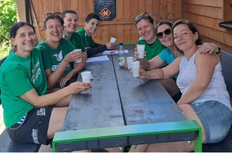 Faustball, Landesliga: Waldkirchener Teams beenden die Saison auf Platz 4 und 5 - Die Landesliga-Faustballerinnen der SG Waldkirchen sitzen hier nach ihrem Saisonabschluss zusammen. Sie wurden Fünfter.