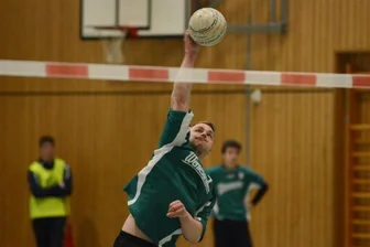 Faustball-Oberliga: Keine Punkte für Schlusslicht SG Waldkirchen - Der Waldkirchener Christopher Weigel schlägt den Ball in die gegnerische Hälfte. In Lengenfeld gab es für die SGW keine Punkte.