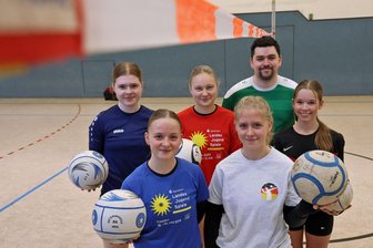 Faustball: U16-Mädels aus Glauchau starten bei Deutscher Meisterschaft - Die U16-Mädels des FV Glauchau beim Training vor der Deutschen Meisterschaft.