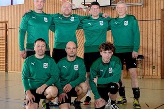 Faustballer folgen der Ersten aufs Podest - Kämpften am Sonntag für Team II der SG Waldkirchen: Guido Goldmann (stehend von links), Christopher Bauer, Lukas Dietel und Rigo Völkel, Jörg Mothes (kniend von links), Andy Wolf und Dominik Scheffler. 