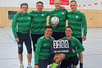 Faustballer geben sich keine Blöße - Die TSV-Faustballer Kai Vieweg, Jonny Schulze (vorn v. l.), Jens Schulze, Jörg Irmscher, Marcus Strauß und David Strauß (hinten v. l.) sind in der Bezirksliga ohne Punktverlust geblieben.