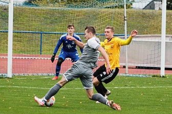 Favorit am Rande einer Niederlage - Maurice Lange (am Ball) erzielte zwei Mal die Führung für den Reichenbacher FC. Am Ende trennte man sich von Rabenstein mit 2:2.