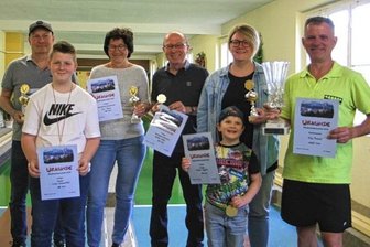 Favorit bestätigt seine Vorlaufleistung - Die Sieger der Oelsnitzer Kegel-Stadtmeisterschaft: (hinten von links) Mario Dietz (nichtaktive Männer), Ines Puhan (Seniorinnen), Steffen Dietz (Senioren), Theresia Wappler (nichtaktive Frauen), Mike Prömel (aktive Männer); vorn von links: Lukas Sommerfeld (Kinder ab 7 Jahre) und Mattes Wappler (Kinder bis 6 Jahre).