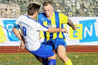 Favorit kommt ins Straucheln - Richard Freund (r., hier im Zweikampf gegen Reichenbachs Mirko Hendel) brachte den VfB Annaberg gegen den großen Favoriten in Führung. Am Ende standen die Erzgebirger jedoch mit leeren Händen da.