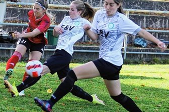 Favorit schüttelt sich und siegt - Charlotte Cornelia Pelz vom ESV Thum-Herold gelingt es in dieser Szene, den Ball vor Janina Wendel und Marie Börner vom SV Leipzig-Süd nach innen zu flanken. Gewonnen hat allerdings der Regionalligist.