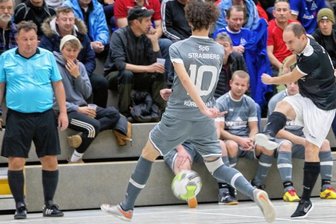 Favoriten-Duo in Torlaune - Für Vogtlandklasse-Vertreter VFC Adorf (schwarze Trikots) begann das Turnier mit einer 0:1-Niederlage gegen die Spielgemeinschaft Straßberg/Kürbitz schon alles andere als gut. In den Kampf um die beiden Zwischenrundentickets konnten die Adorfer nicht eingreifen.