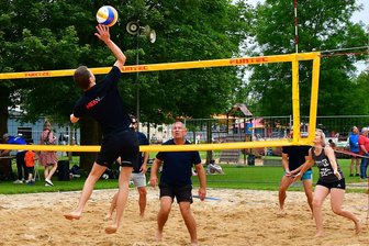 Favoriten etablieren sich in der Vogtländischen-Beachvolleyball-Serie: Gewinner in Reichenbach keine Unbekannten - Beim Firmencup: Das Gewinnerteam der Netzschkauer Schule (rechts vom Netz) spielt hier gegen das Unternehmen Henn.