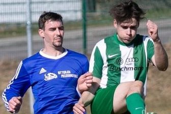 Favoriten geben sich fast keine Blöße - Simon Smidt, der in dieser Szene versucht, Mildenaus Jules Kornfeld den Ball abzuluchsen, hat mit seinem SV Crottendorf die erste Pokalhürde gemeistert.