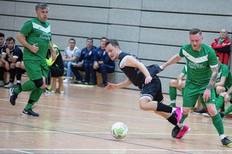 Favoriten geben sich keine Blöße - Mit einem 4:1-Sieg gegen den VfB Pausa-Mühltroff II startete der VFC Plauen ins Turnier. Hier lässt sich Plauens Lucas Will vom Pausa-Mühltroffer Chris Vogel nicht aufhalten. Der VFC löste sein Zwischenrundenticket ebenso souverän wie der VfB Auerbach II.